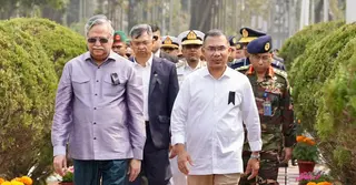 শহিদ সেনা দিবসে বনানী কবরস্থানে প্রধানমন্ত্রীর শ্রদ্ধা